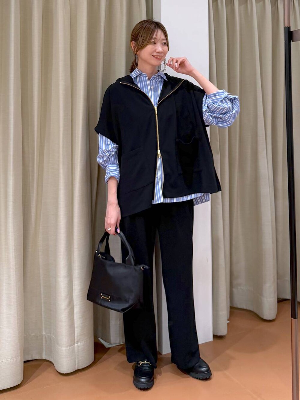 ブラック系のその他パンツ、ブラック系のローファー、ブルー系のシャツ/ブラウスを着用したレディースの春コーディネートの2枚目の写真