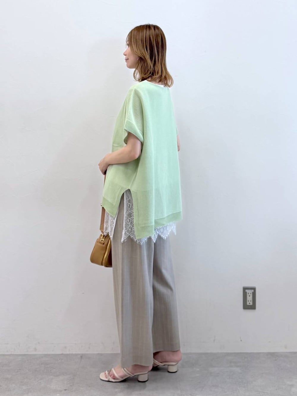 ホワイト系のサンダル、ベージュ系のその他パンツ、ホワイト系のTシャツ/カットソーを着用したレディースの春コーディネートの3枚目の写真