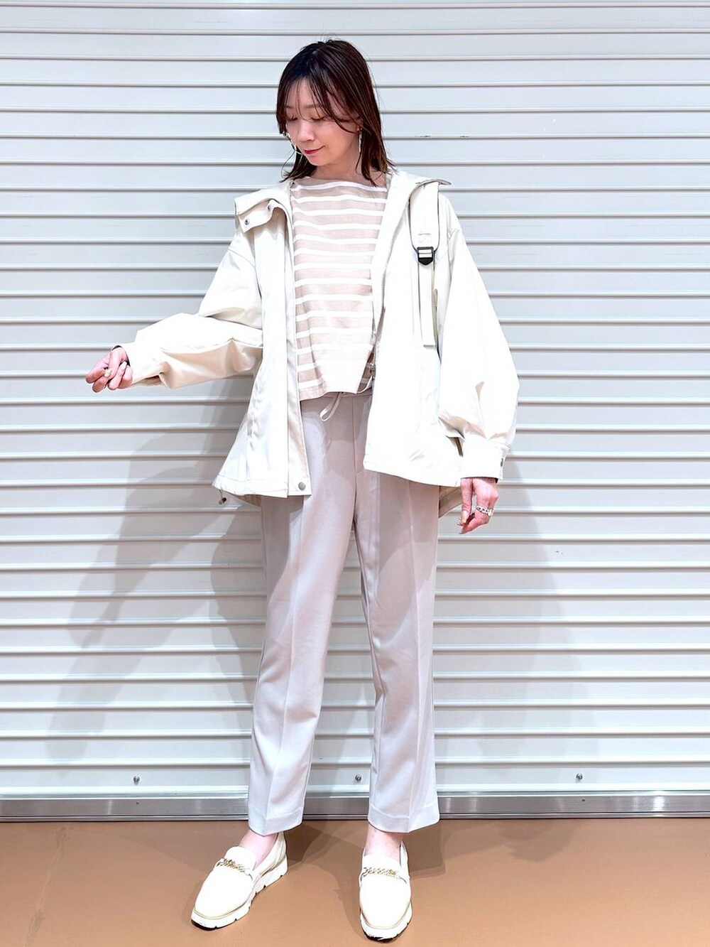 ベージュ系のその他パンツ、ブラック系のその他パンツ、ホワイト系のローファーを着用したレディースの冬コーディネートの2枚目の写真