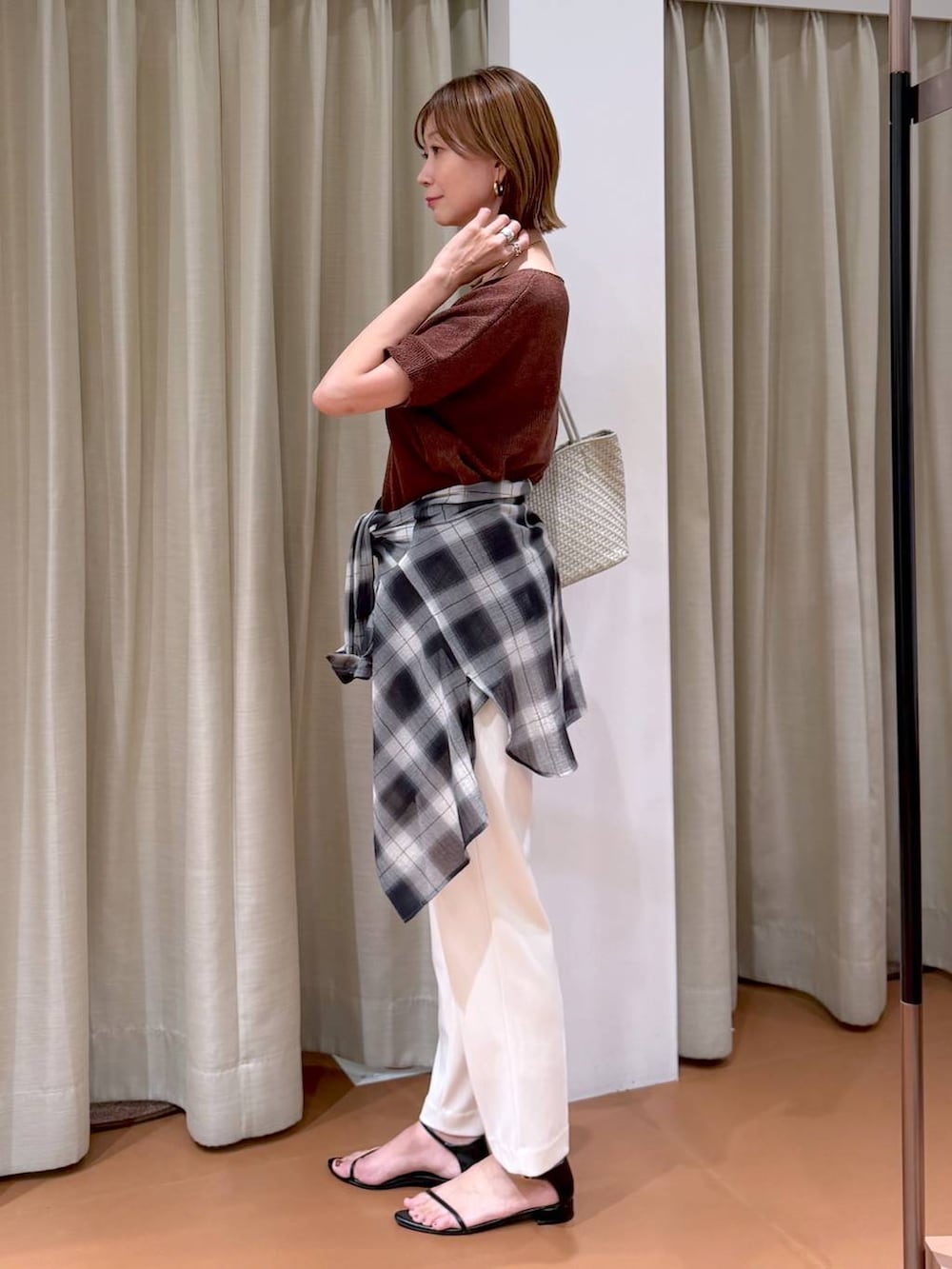 ブラック系のシャツ/ブラウス、ホワイト系のその他パンツ、ブラック系のサンダルを着用したレディースの秋コーディネートの3枚目の写真