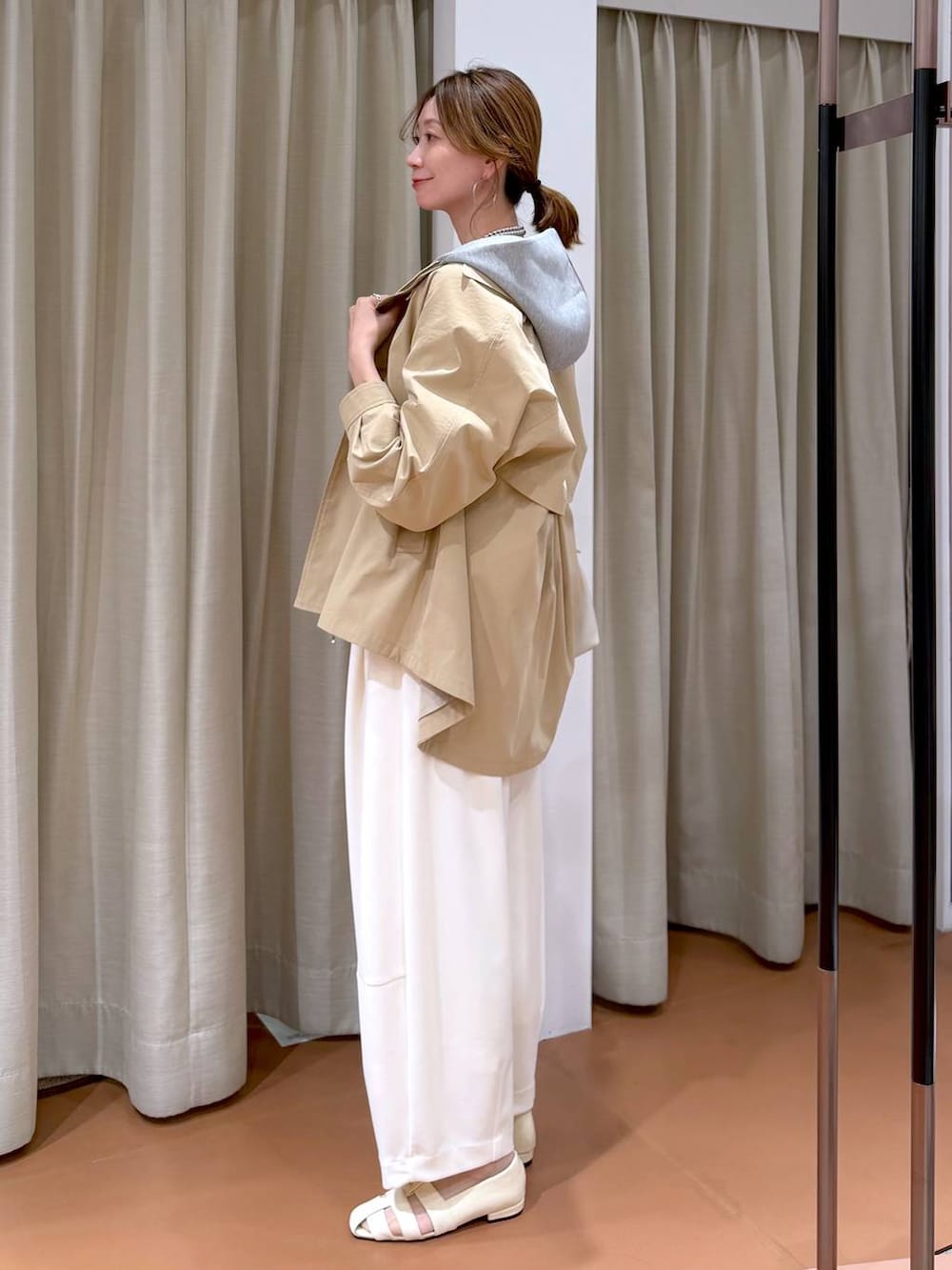 ホワイト系のハンドバッグ、グレー系のパーカー、ホワイト系のその他パンツを着用したレディースの春コーディネートの3枚目の写真