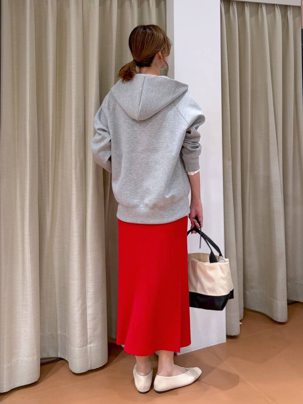 グレー系のパーカー、ホワイト系のパンプス、ホワイト系のTシャツ/カットソーを着用したレディースの春コーディネートの4枚目の写真