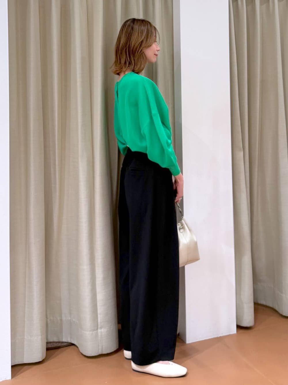 ホワイト系のパンプス、ブラック系のその他パンツ、ホワイト系のハンドバッグを着用したレディースの春コーディネートの5枚目の写真