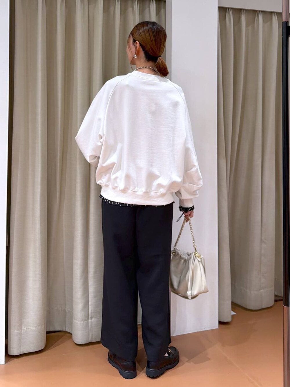 ホワイト系のハンドバッグ、ブラック系のローファー、ブラック系のシャツ/ブラウスを着用したレディースの冬コーディネートの4枚目の写真