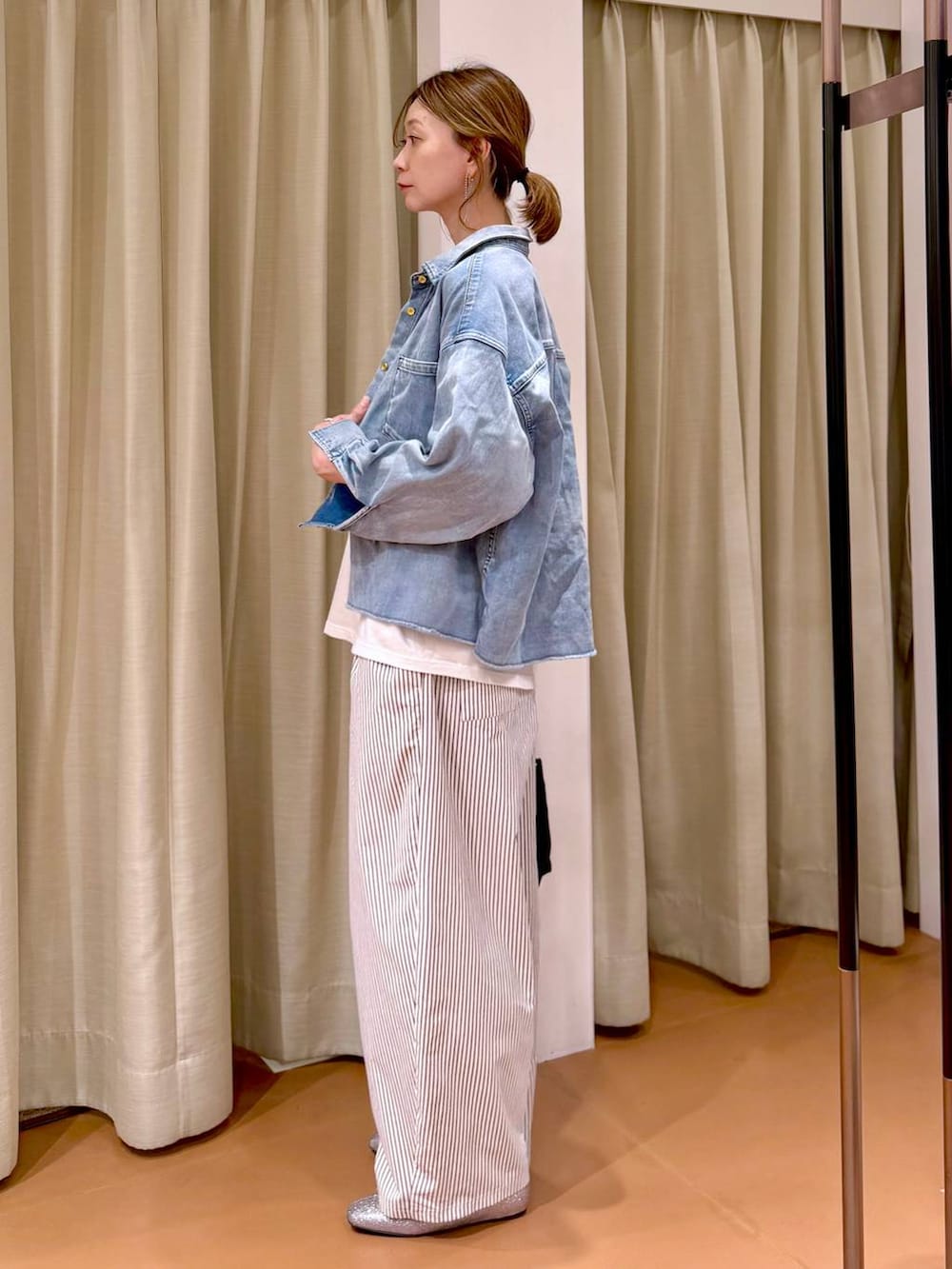 ホワイト系のTシャツ/カットソー、ブルー系のシャツ/ブラウス、ブラウン系のその他パンツを着用したレディースの春コーディネートの3枚目の写真