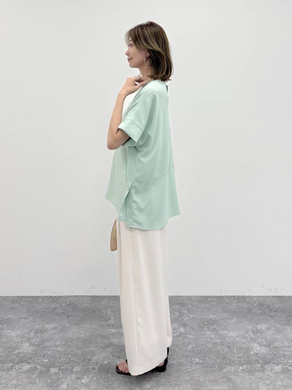 ホワイト系のその他パンツ、グリーン系のTシャツ/カットソー、ゴールド系のネックレスを着用したレディースの春コーディネートの3枚目の写真