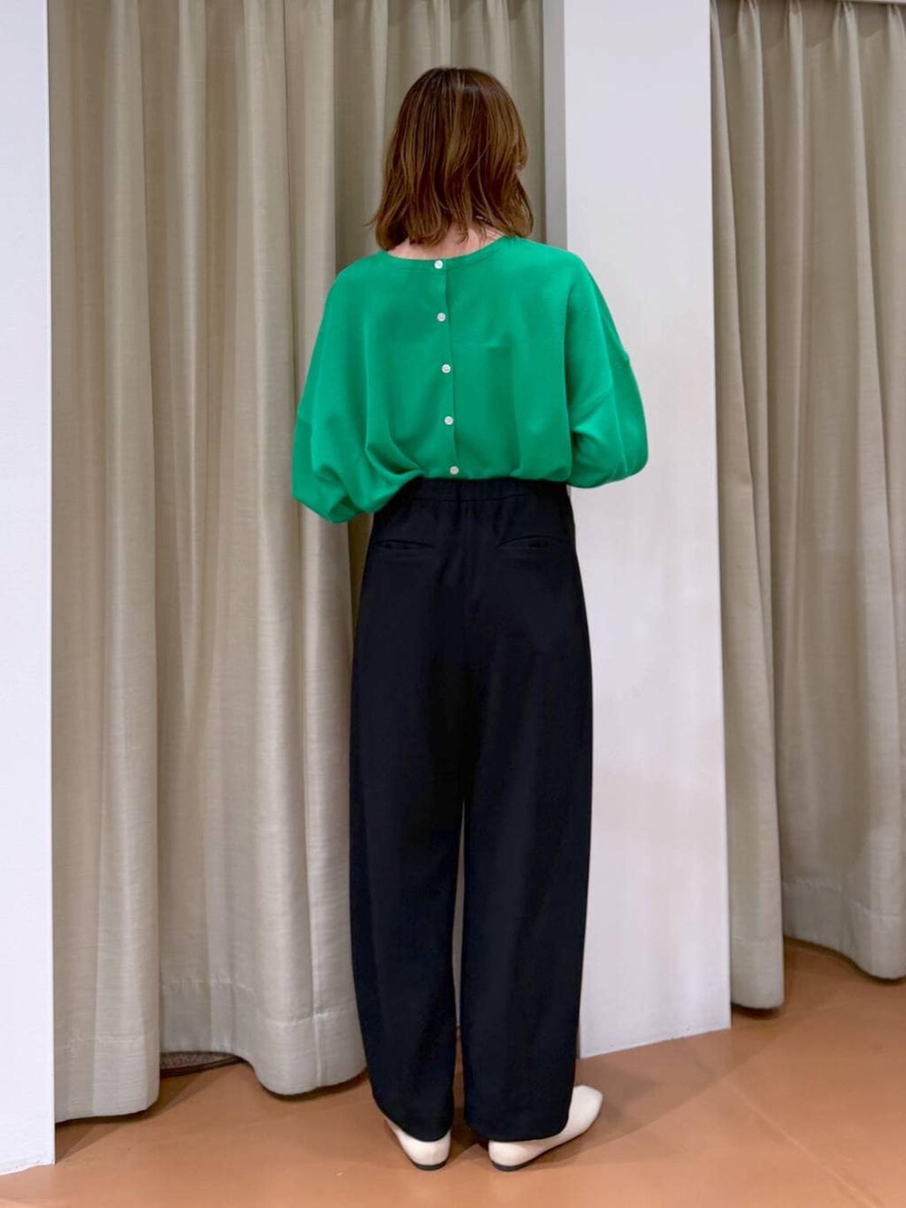 ホワイト系のパンプス、ブラック系のその他パンツ、ホワイト系のハンドバッグを着用したレディースの春コーディネートの4枚目の写真