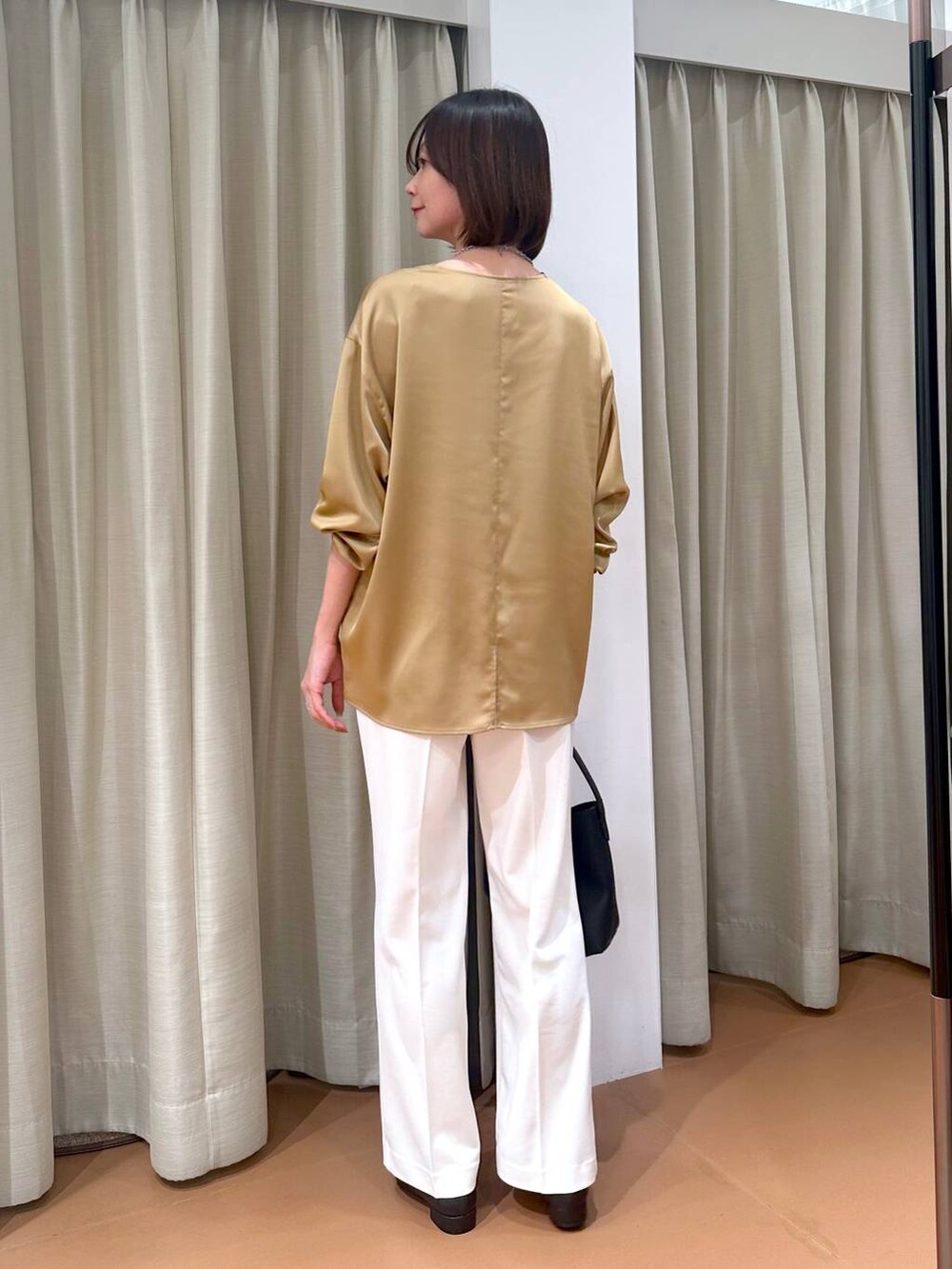 ホワイト系のその他パンツ、ブラウン系のシャツ/ブラウス、ブラック系のハンドバッグを着用したレディースの春コーディネートの4枚目の写真