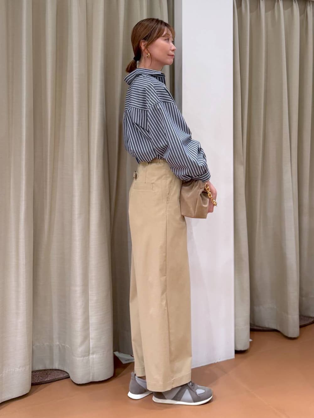 ベージュ系のその他パンツ、その他のシャツ/ブラウス、ベージュ系のショルダーバッグを着用したレディースの秋コーディネートの5枚目の写真