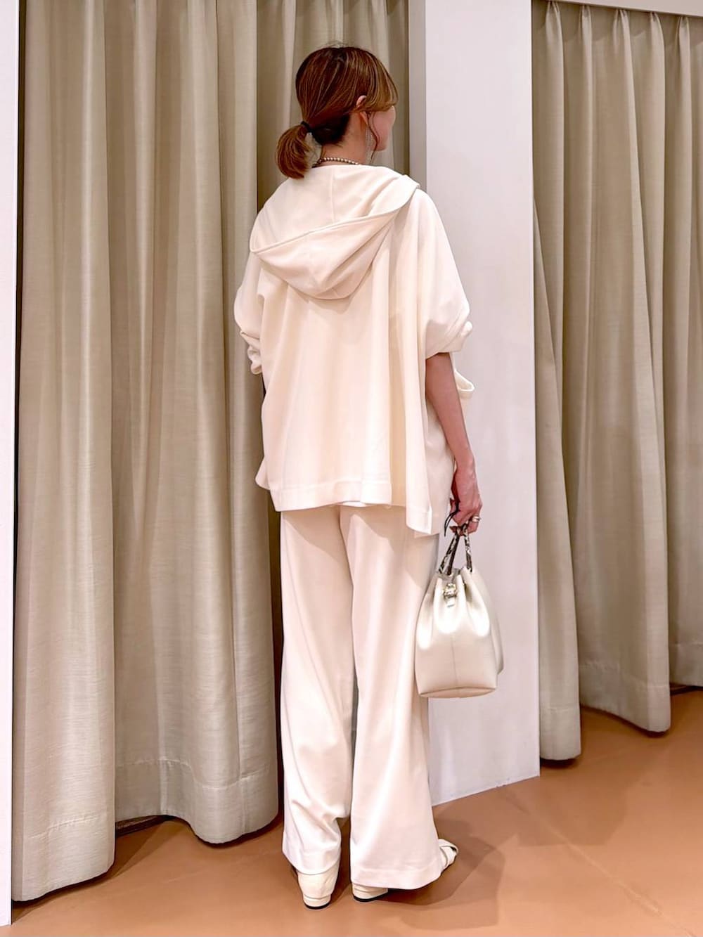 ホワイト系のその他パンツ、ホワイト系のタンクトップ、ホワイト系のパンプスを着用したレディースの春コーディネートの4枚目の写真