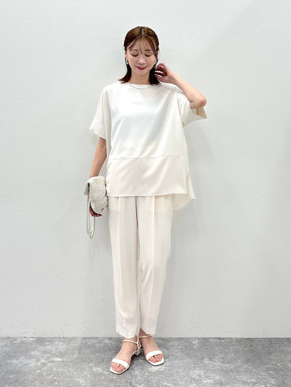 ホワイト系のその他パンツ、ホワイト系のシャツ/ブラウス、シルバー系のトートバッグを着用したレディースの夏コーディネートの2枚目の写真