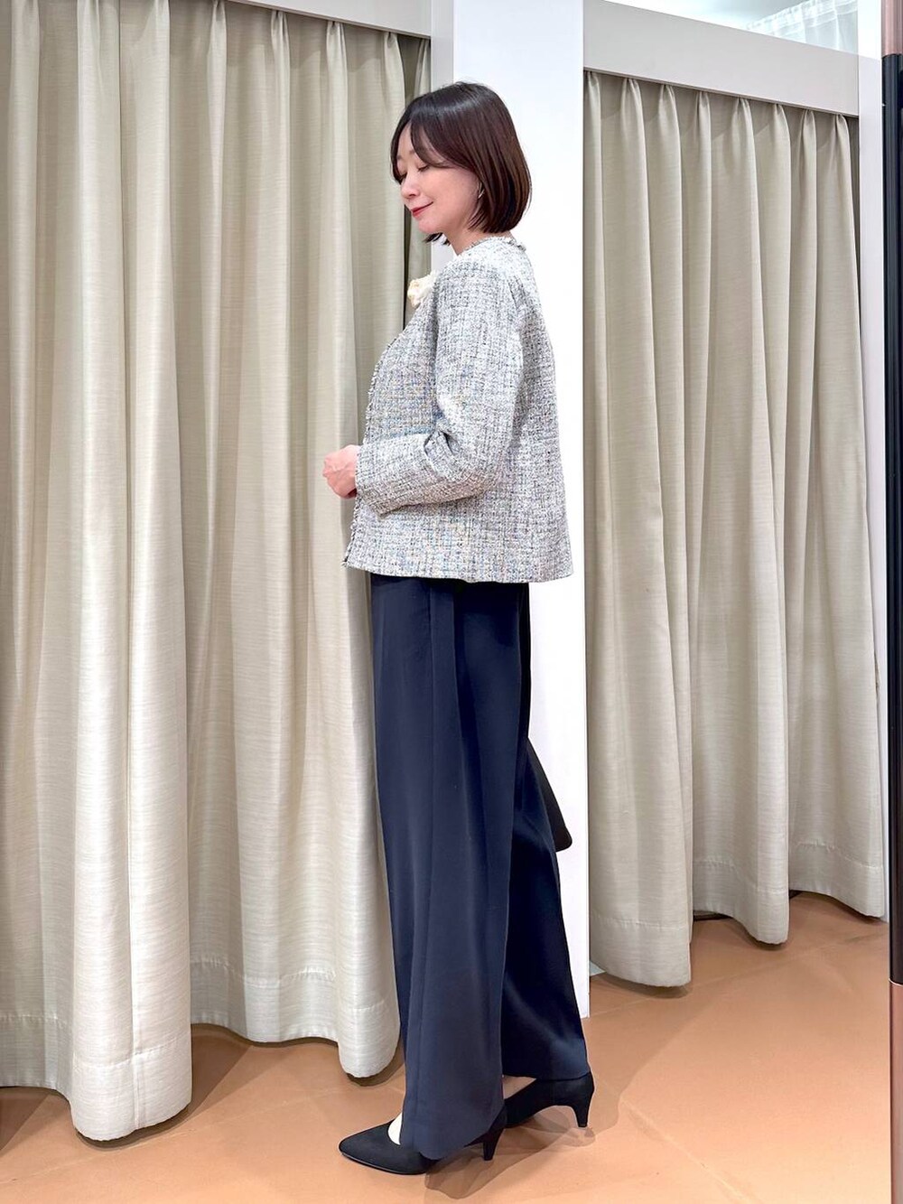 ブラック系のその他アウター、ブルー系のその他パンツ、ブラック系のパンプスを着用したレディースの冬コーディネートの3枚目の写真