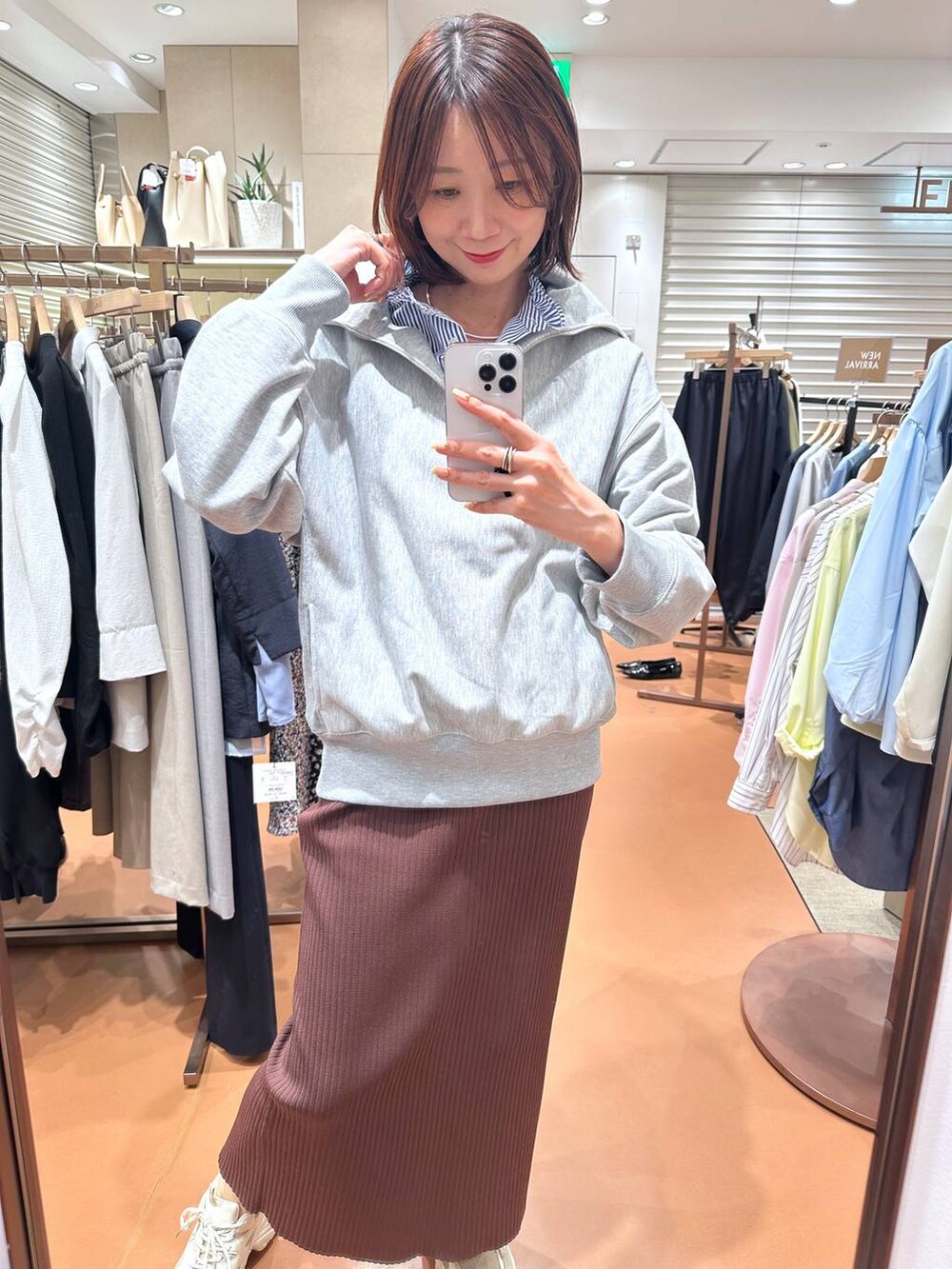 ブラウン系のスカート、グレー系のTシャツ/カットソー、ブルー系のシャツ/ブラウスを着用したレディースの春コーディネートの7枚目の写真