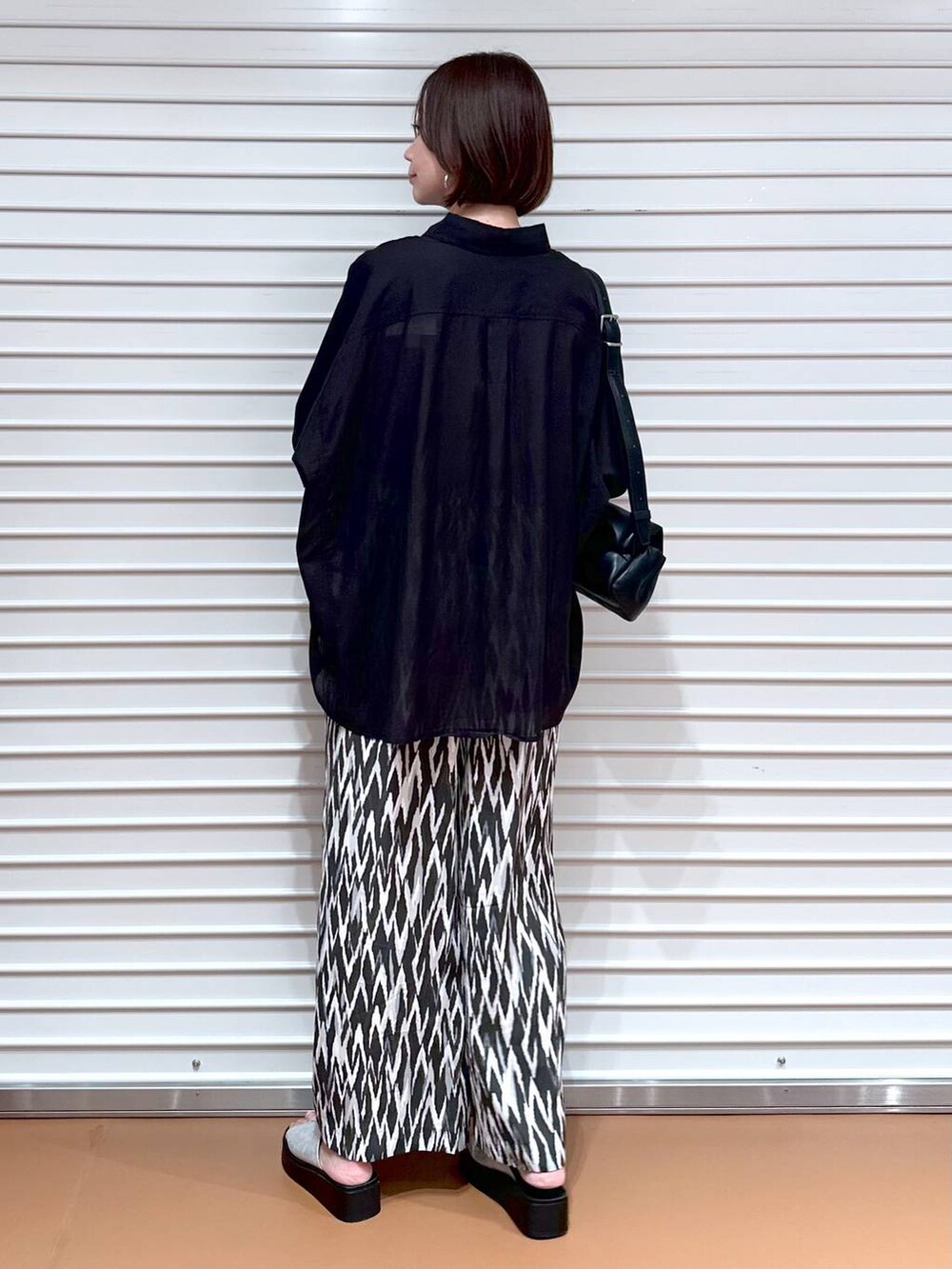 ブラック系のシャツ/ブラウス、シルバー系のサンダル、ブラック系のその他パンツを着用したレディースの夏コーディネートの4枚目の写真