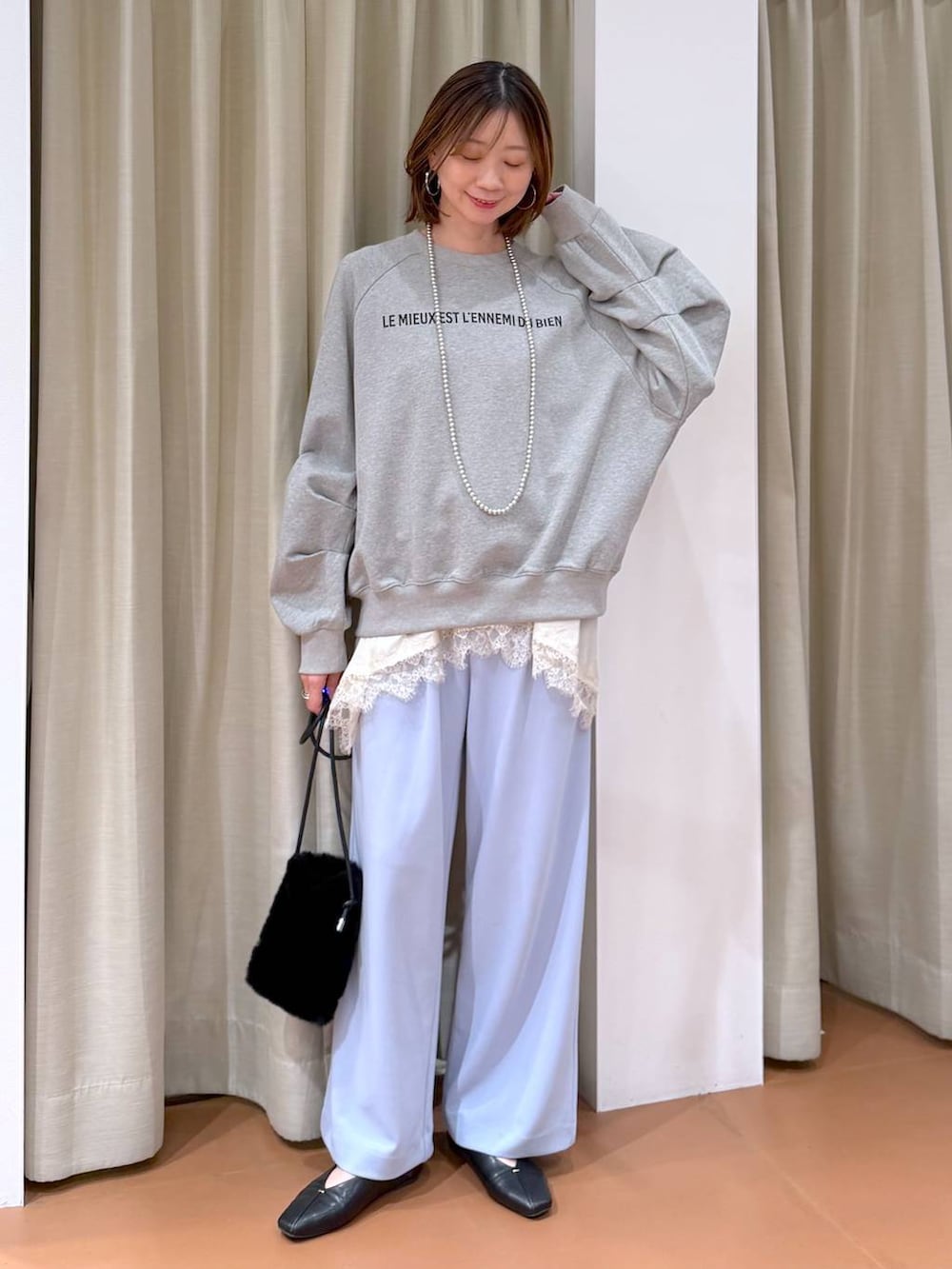 ブルー系のその他パンツ、ブラック系のパンプス、ホワイト系のキャミソールを着用したレディースの冬コーディネートの2枚目の写真