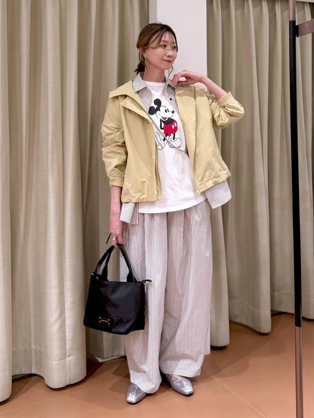 ホワイト系のTシャツ/カットソー、ブラウン系のシャツ/ブラウス、ブラウン系のその他パンツを着用したレディースの春コーディネートの2枚目の写真