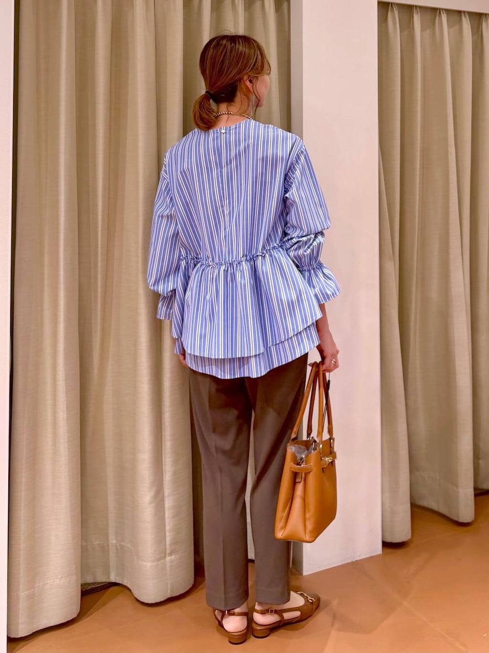 ブラウン系のその他パンツ、イエロー系のハンドバッグ、ブラウン系のパンプスを着用したレディースの春コーディネートの4枚目の写真