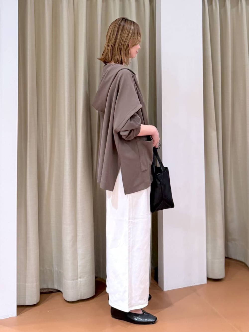 ブラック系のパンプス、ホワイト系のデニムパンツ、ブラウン系のTシャツ/カットソーを着用したレディースの春コーディネートの5枚目の写真