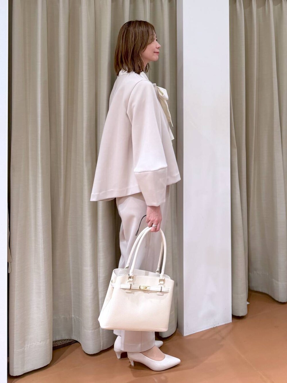 ベージュ系のパンプス、ベージュ系のその他パンツ、ベージュ系のノーカラージャケットを着用したレディースの冬コーディネートの5枚目の写真