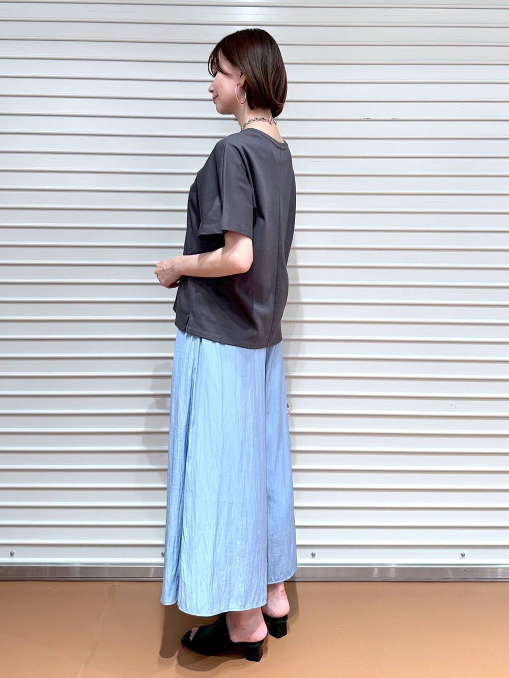 グレー系のTシャツ/カットソー、ブラック系のサンダル、ブルー系のその他パンツを着用したレディースの夏コーディネートの5枚目の写真