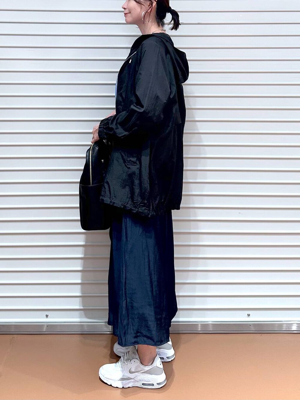 ブルー系のニット/セーター、ブラック系のバックパック/リュック、ブルー系のその他パンツを着用したレディースの夏コーディネートの9枚目の写真