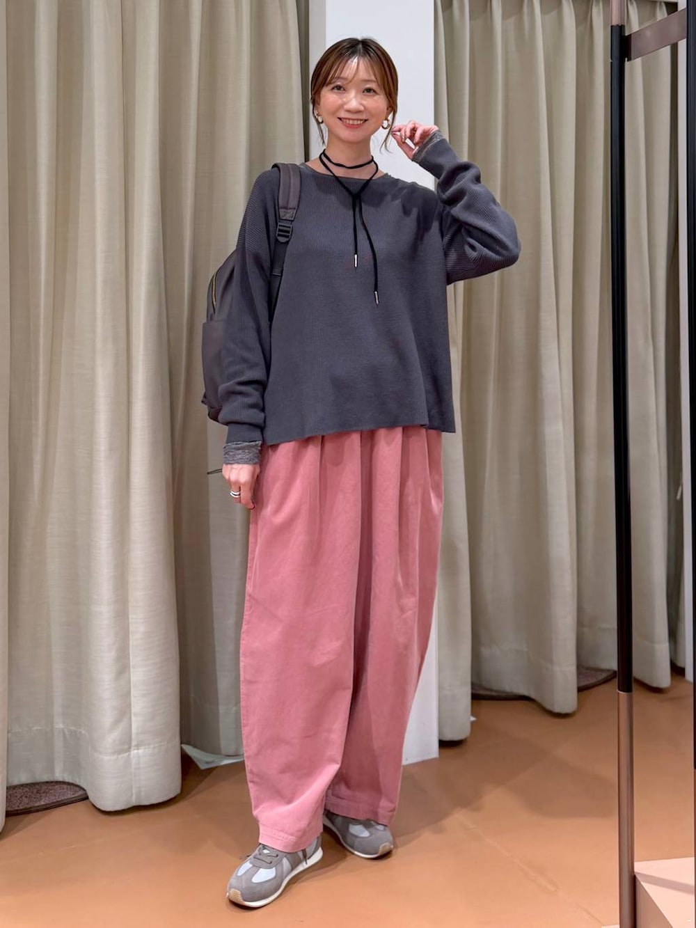 ピンク系のその他パンツ、グレー系のニット/セーター、グレー系のスニーカーを着用したレディースの秋コーディネートの2枚目の写真