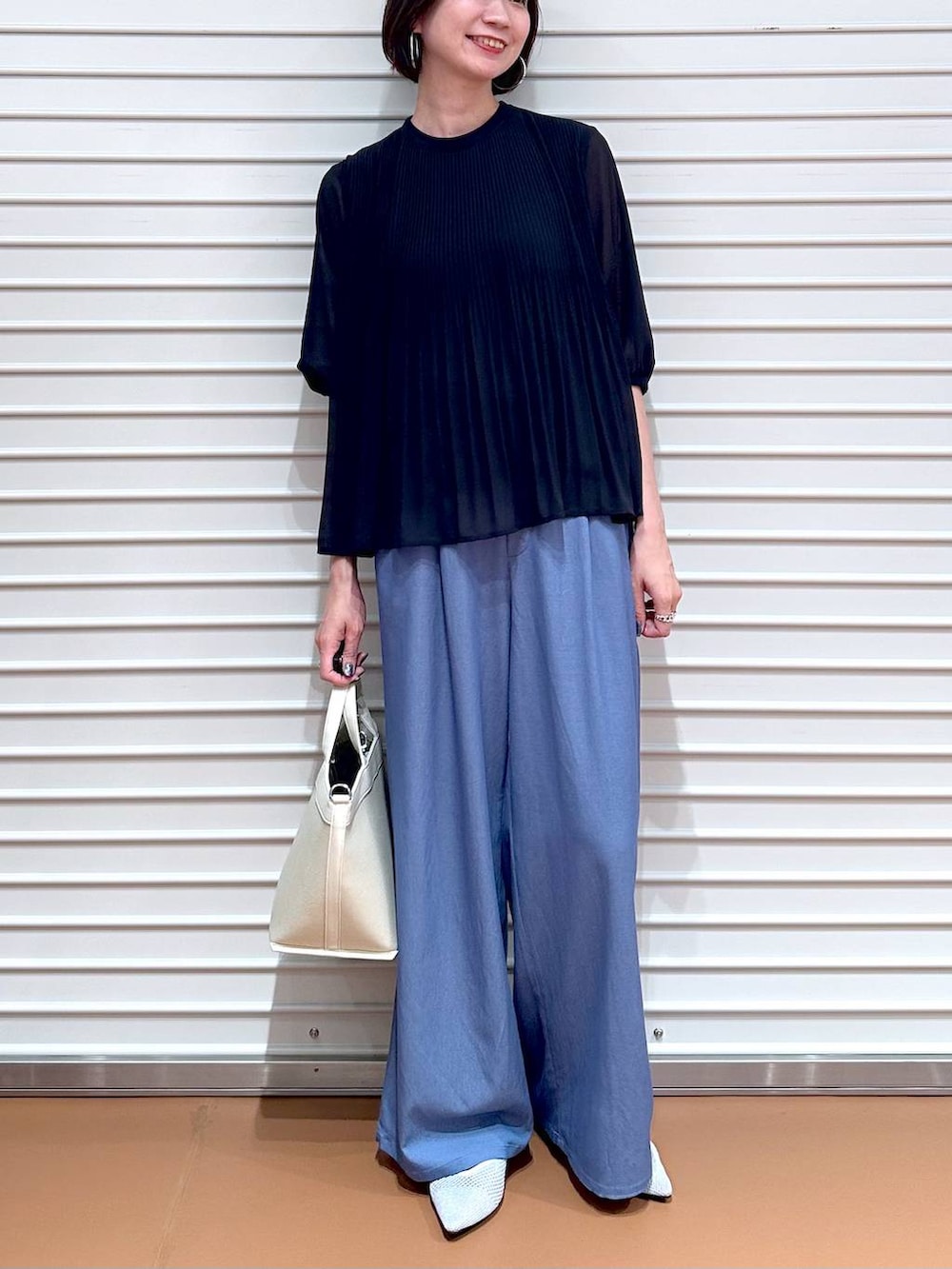 シルバー系のパンプス、ブルー系のシャツ/ブラウス、ブルー系のデニムパンツを着用したレディースの夏コーディネートの5枚目の写真