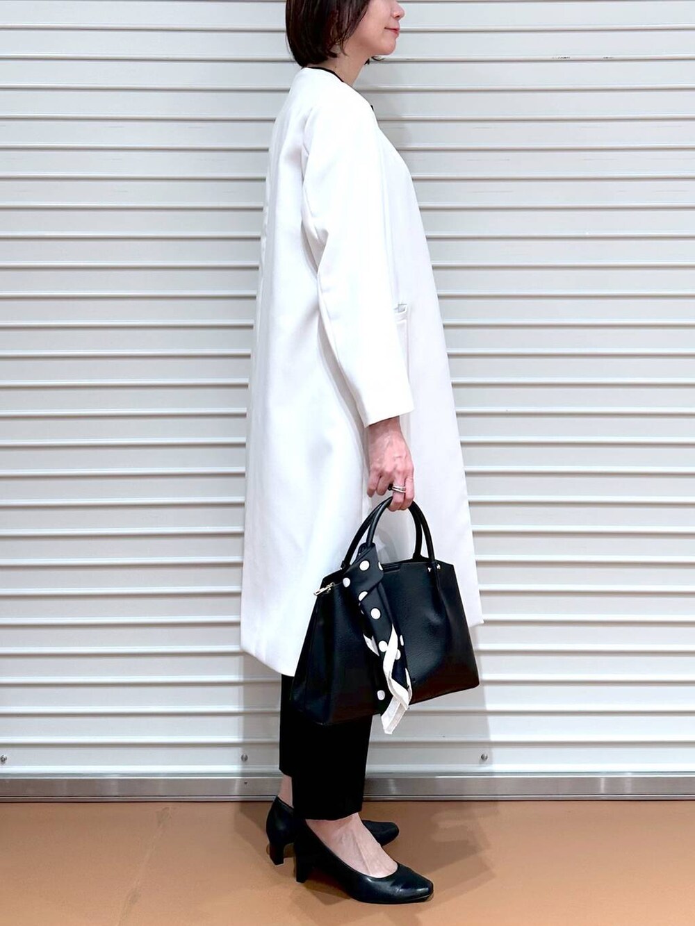 ブラック系のショルダーバッグ、ブラック系のその他パンツ、ブラック系のシャツ/ブラウスを着用したレディースの冬コーディネートの8枚目の写真