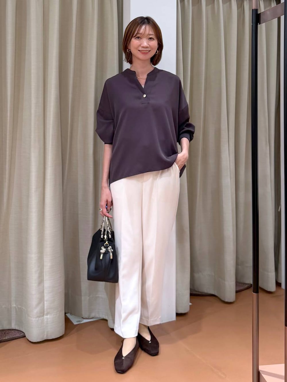 ホワイト系のその他パンツ、ブラウン系のシャツ/ブラウス、ブラウン系のパンプスを着用したレディースの秋コーディネートの2枚目の写真