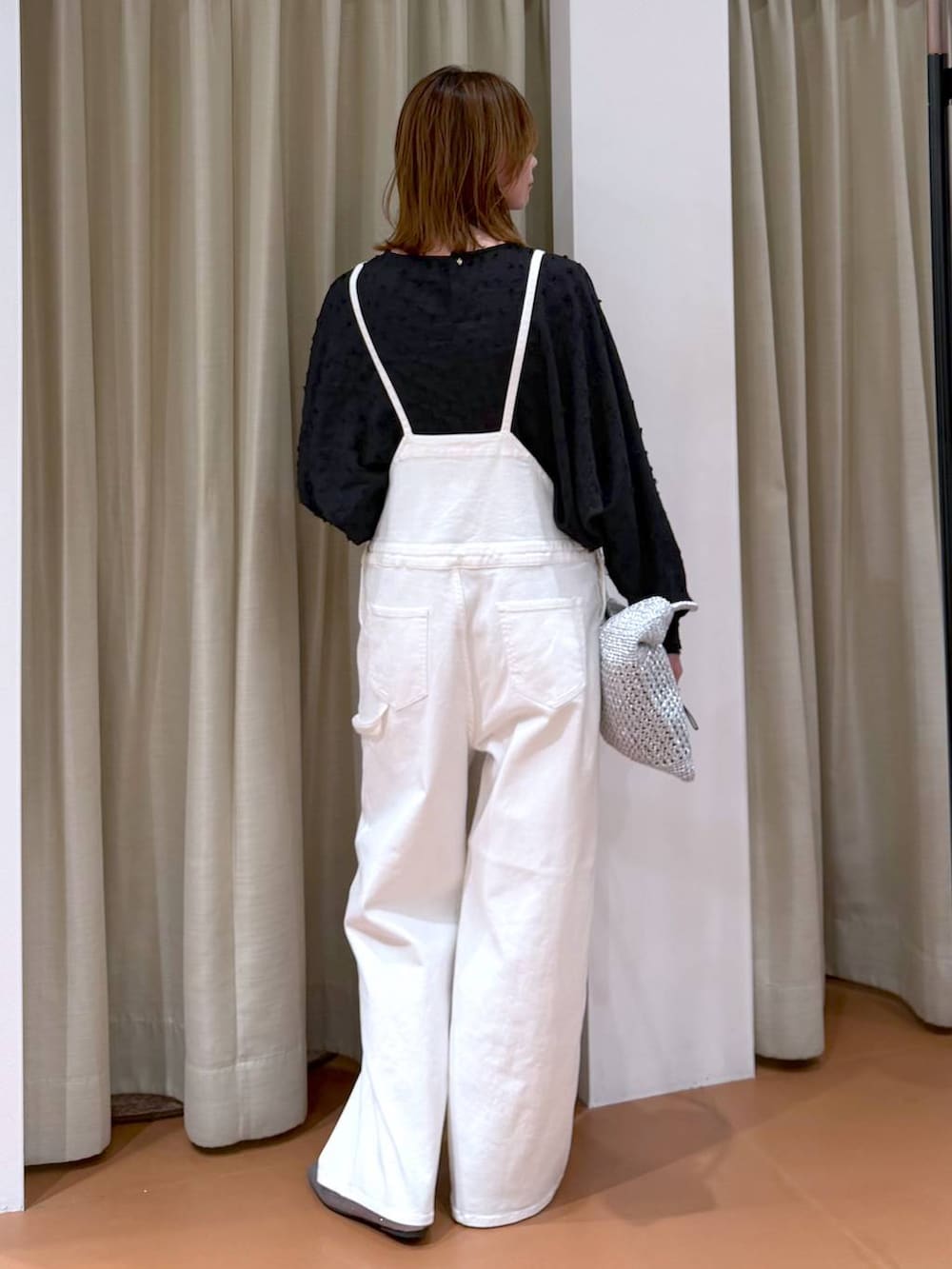 ホワイト系のサロペット/オーバーオール、シルバー系のトートバッグ、ブラック系のシャツ/ブラウスを着用したレディースの春コーディネートの5枚目の写真