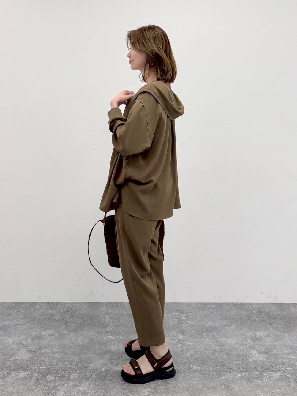 ブラウン系のその他パンツ、ブラウン系のカーディガン/ボレロ、ホワイト系のTシャツ/カットソーを着用したレディースの春コーディネートの5枚目の写真