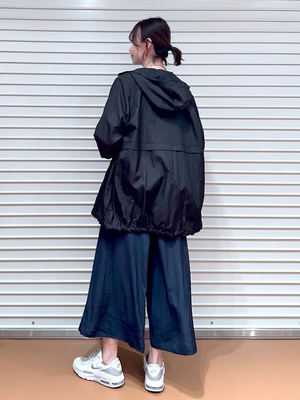 ブルー系のニット/セーター、ブラック系のバックパック/リュック、ブルー系のその他パンツを着用したレディースの夏コーディネートの4枚目の写真