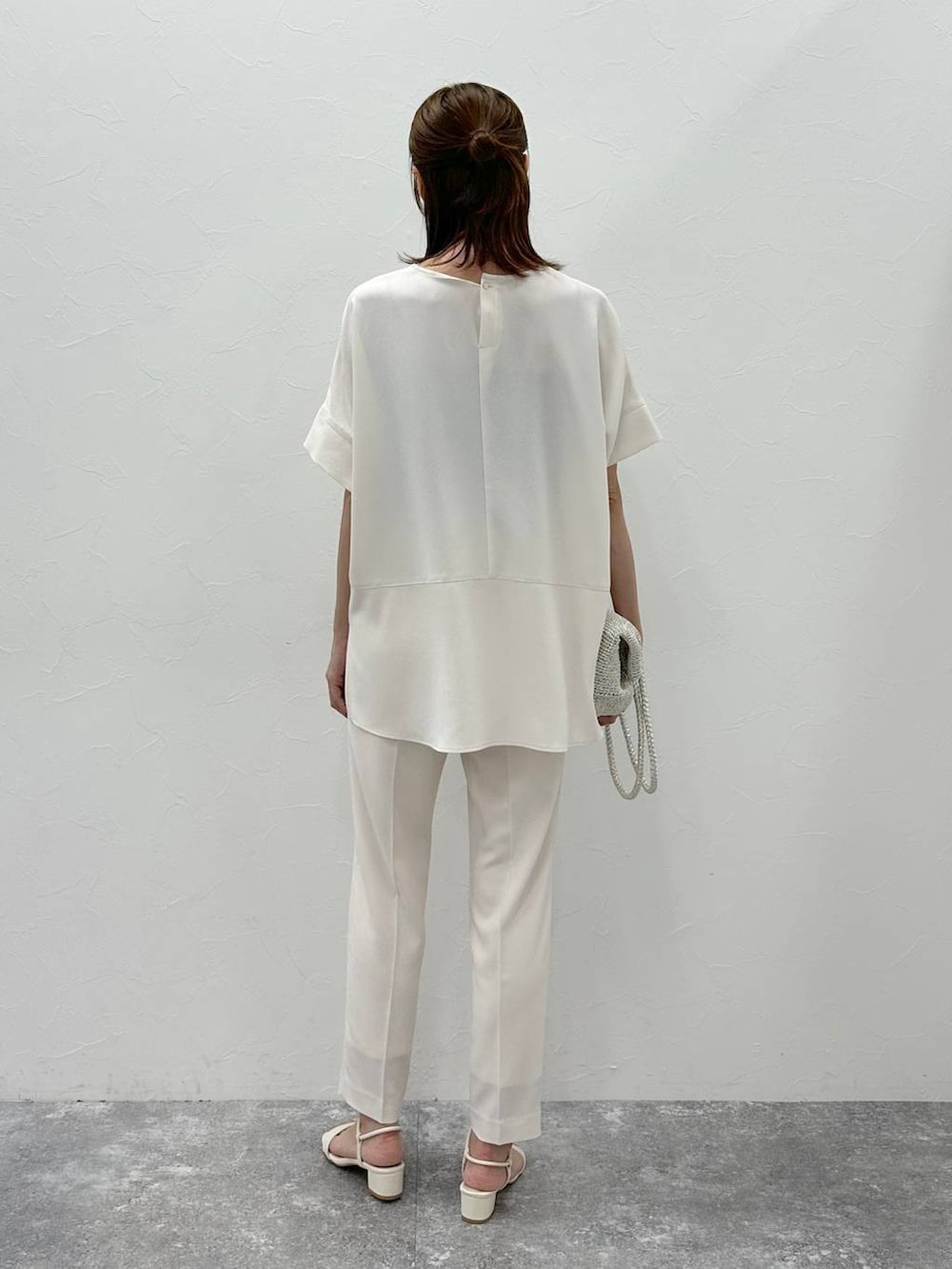 ホワイト系のその他パンツ、ホワイト系のシャツ/ブラウス、シルバー系のトートバッグを着用したレディースの夏コーディネートの4枚目の写真