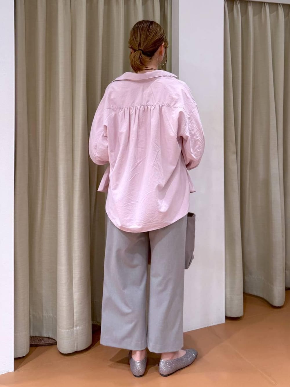 グレー系のトートバッグ、ホワイト系のTシャツ/カットソー、グレー系のその他パンツを着用したレディースの春コーディネートの4枚目の写真