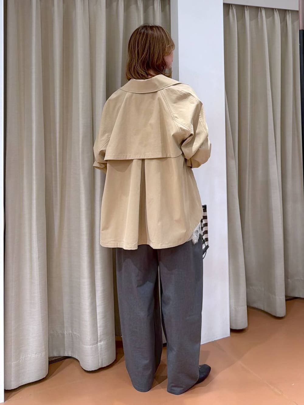 ブラック系のパンプス、ホワイト系のキャミソール、ブラック系のトートバッグを着用したレディースの春コーディネートの4枚目の写真