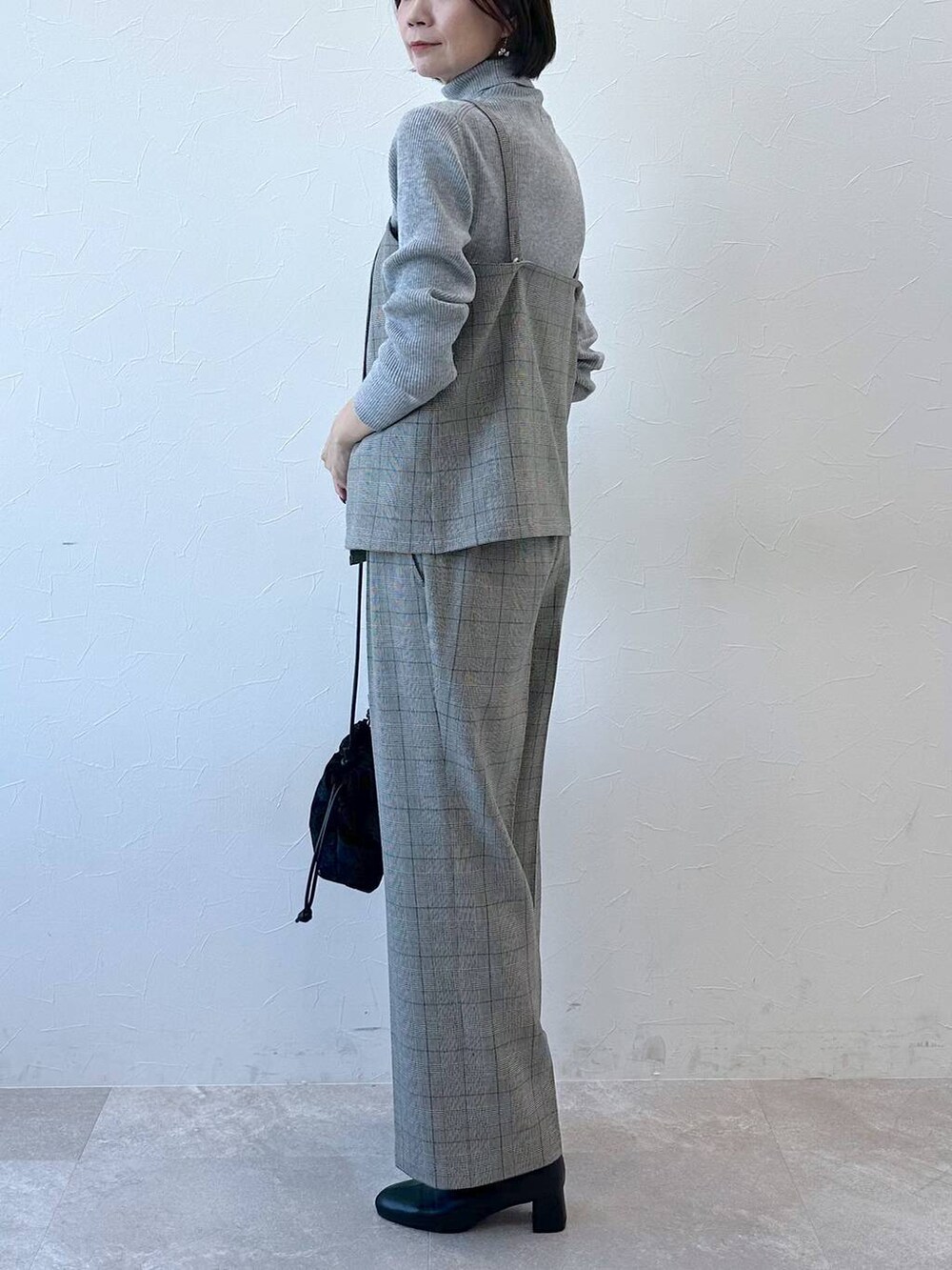 ブラック系のブーツ、グレー系のニット/セーターを着用したレディースの冬コーディネートの6枚目の写真