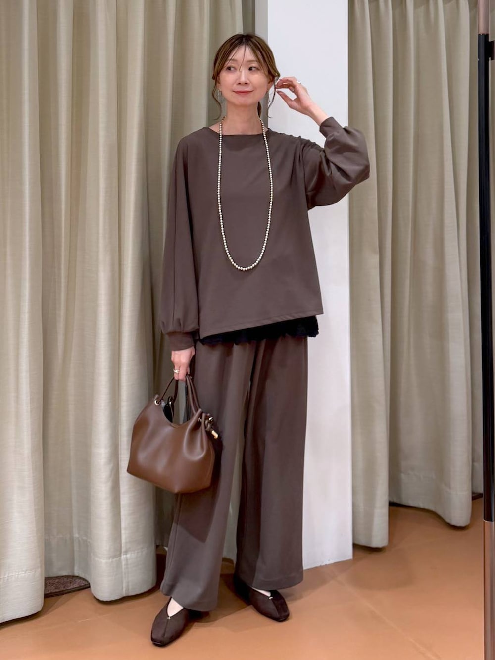 ブラウン系のその他パンツ、ブラウン系のパンプス、ブラック系のタンクトップを着用したレディースの春コーディネートの2枚目の写真