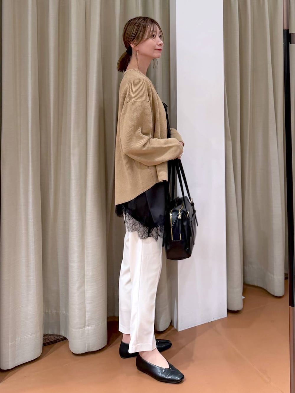 ホワイト系のその他パンツ、ブラック系のパンプス、ブラック系のキャミソールを着用したレディースの春コーディネートの5枚目の写真