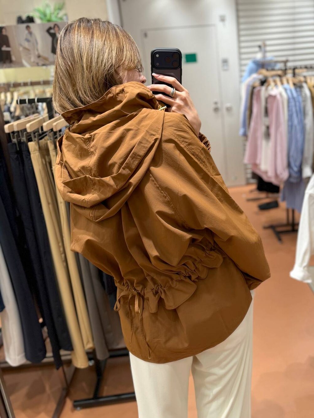 ホワイト系のその他パンツ、ホワイト系のTシャツ/カットソー、イエロー系のマウンテンパーカーを着用したレディースの春コーディネートの4枚目の写真