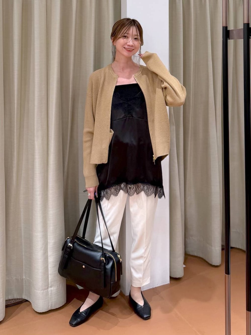 ホワイト系のその他パンツ、ブラック系のパンプス、ブラック系のキャミソールを着用したレディースの春コーディネートの2枚目の写真