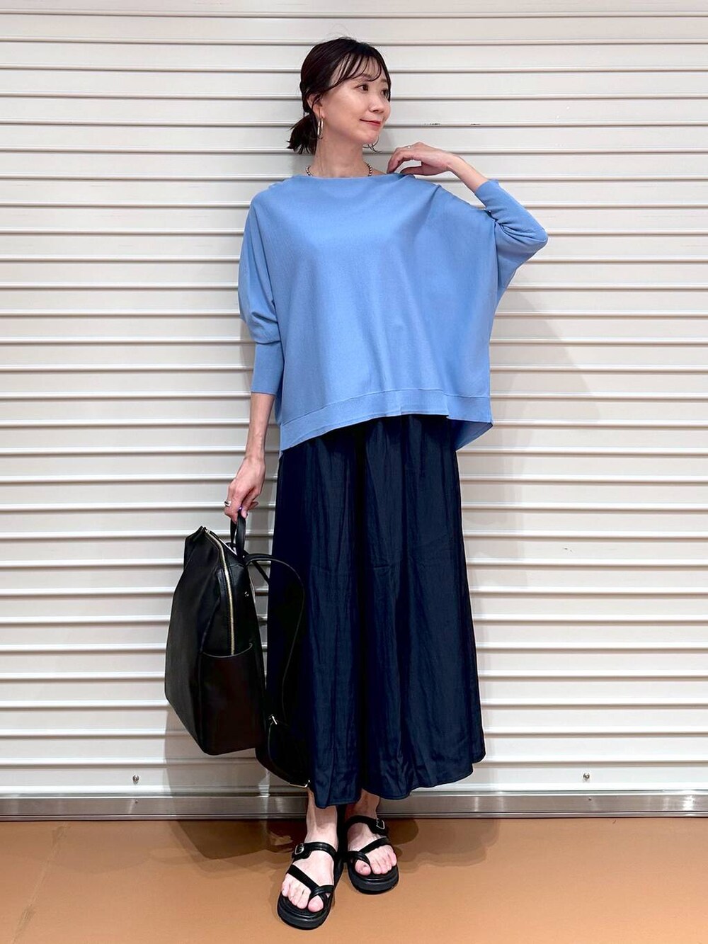 ブルー系のニット/セーター、ブラック系のバックパック/リュック、ブルー系のその他パンツを着用したレディースの夏コーディネートの5枚目の写真