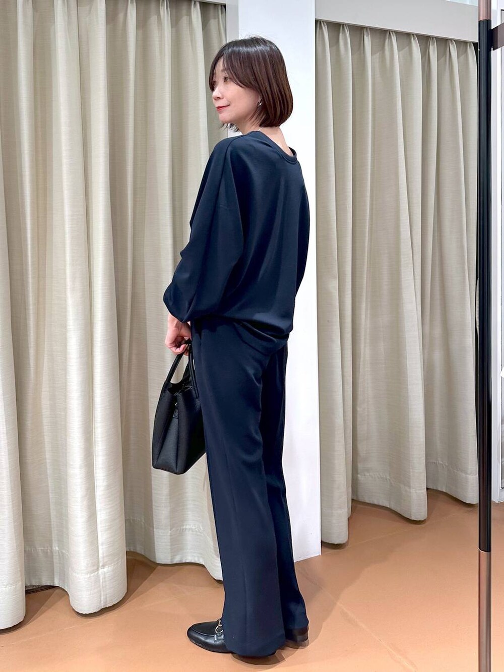 「高見え、フェミニン、きれいめ、Elura、休日コーデ、春コーデ、高身長、体型カバー、ゆったり、着痩せ・細見え、Over40スタッフ、大人カジュアル、セットアップ、ブラウス」｜「Eluraのビットローファー／242050（ローファー、ブラック系）」を使った、nami(Elura/ヤエチカ）さん（レディース・169cm）の冬コーディネートの3枚目の写真