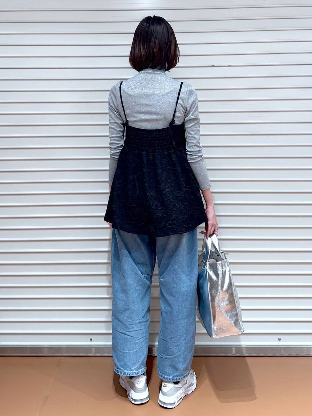 グレー系のTシャツ/カットソーを着用したレディースの春コーディネートの4枚目の写真