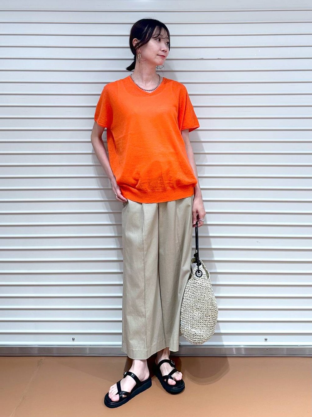 ベージュ系のその他パンツ、ベージュ系のその他パンツ、ブラック系のサンダルを着用したレディースの夏コーディネートの2枚目の写真