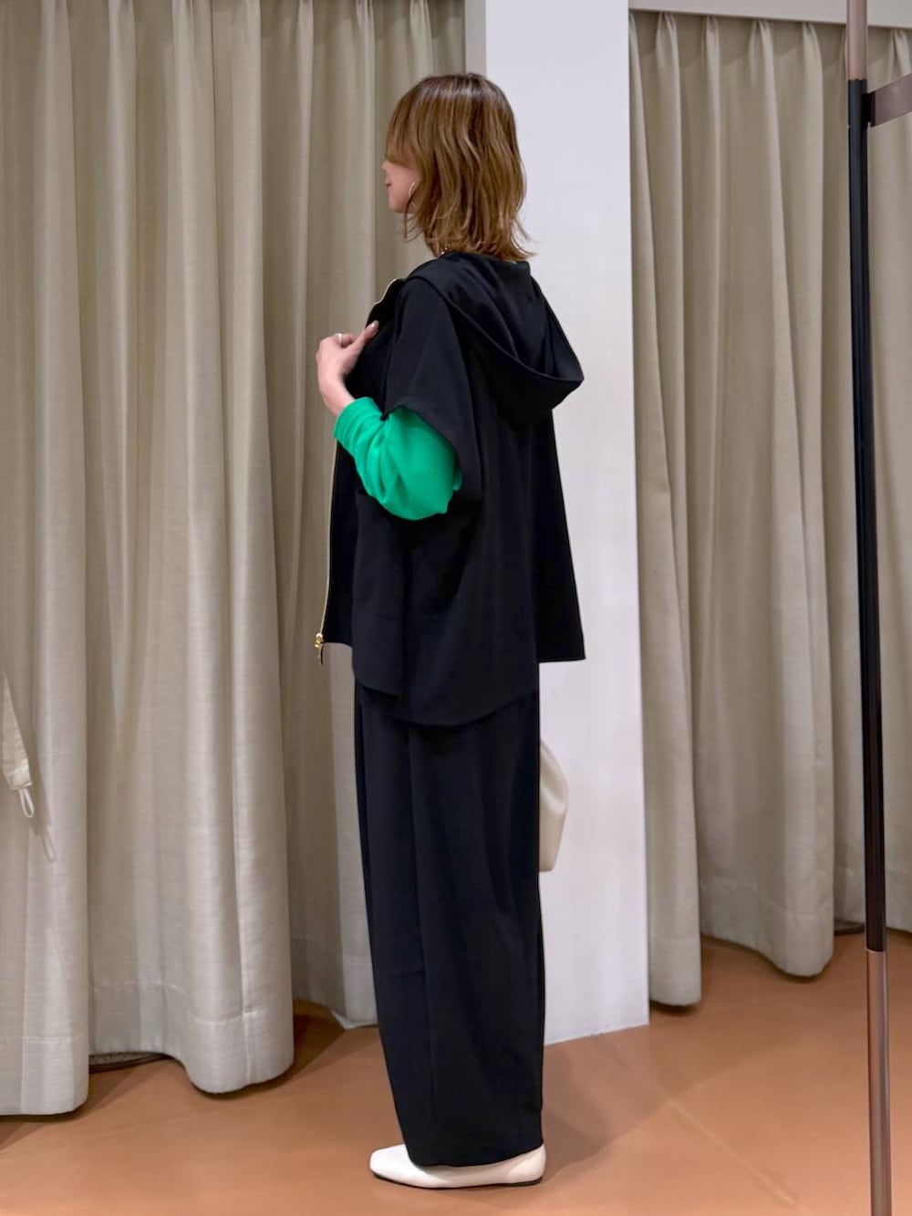 ホワイト系のパンプス、ブラック系のその他パンツ、ホワイト系のハンドバッグを着用したレディースの春コーディネートの5枚目の写真