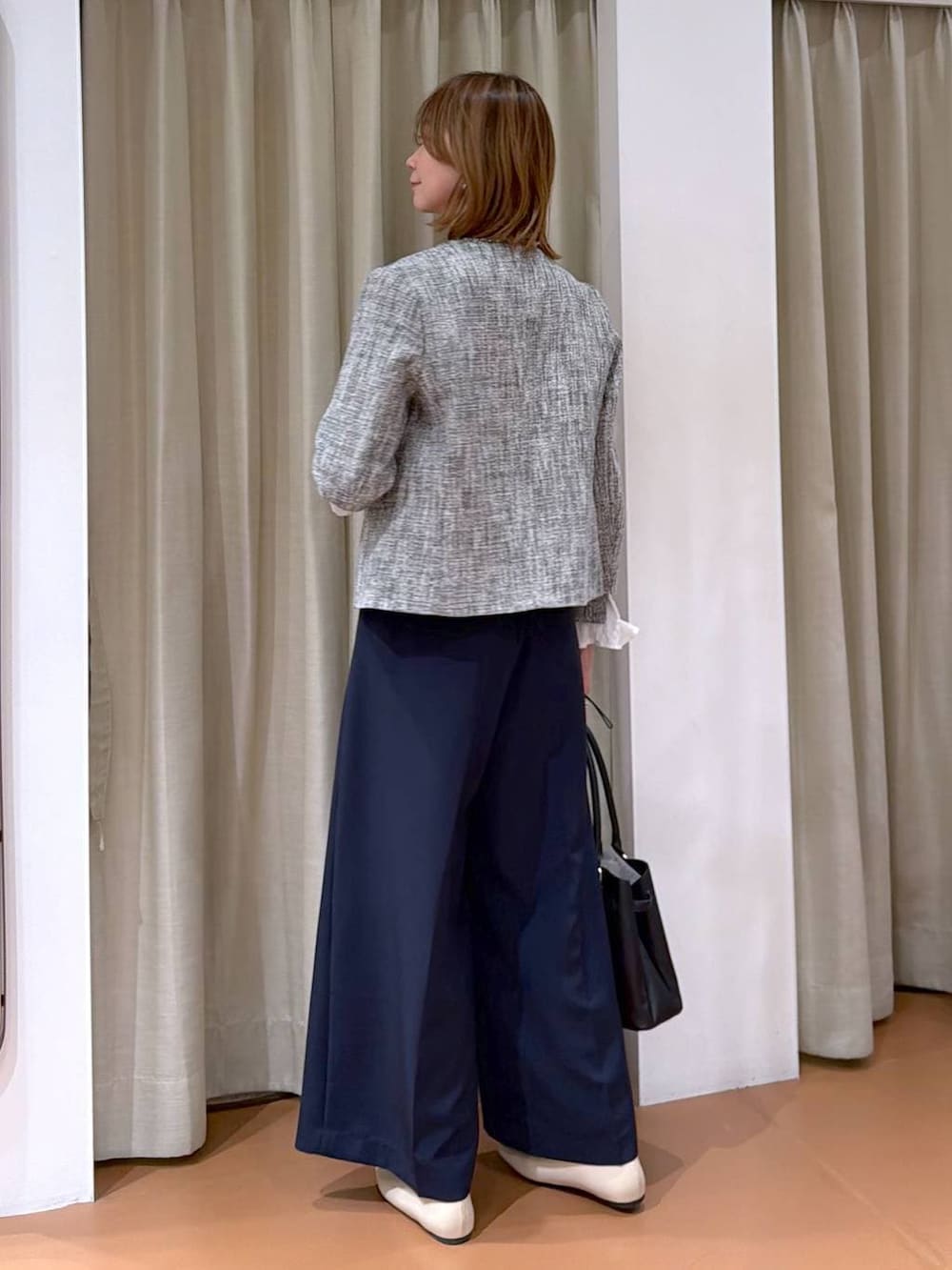 ホワイト系のパンプス、ホワイト系のシャツ/ブラウス、ブラック系のノーカラージャケットを着用したレディースの冬コーディネートの4枚目の写真