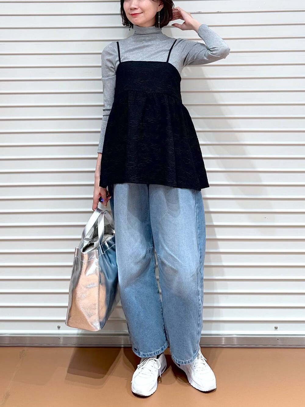 グレー系のTシャツ/カットソーを着用したレディースの春コーディネートの5枚目の写真