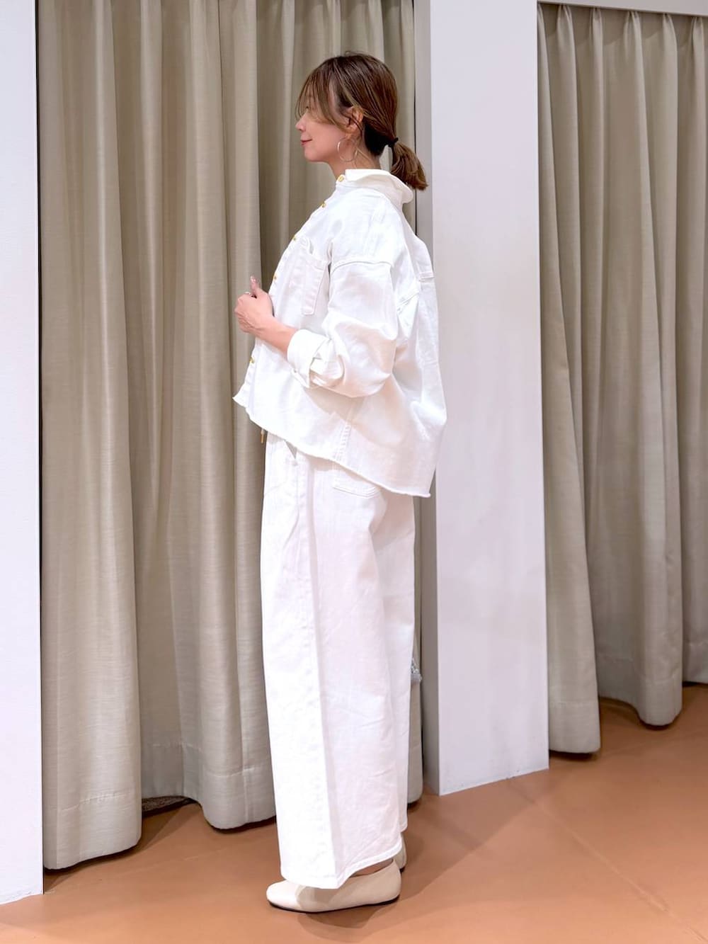 ホワイト系のパンプス、ホワイト系のデニムパンツ、ホワイト系のシャツ/ブラウスを着用したレディースの春コーディネートの3枚目の写真