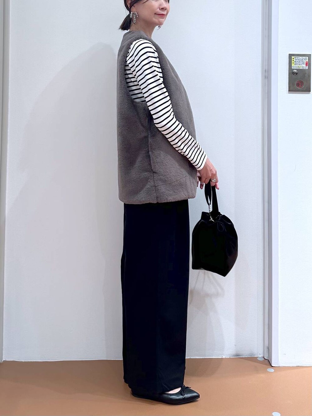 ブラック系のニット/セーター、ブラック系のパンプス、ブラック系のその他パンツを着用したレディースの秋コーディネートの6枚目の写真