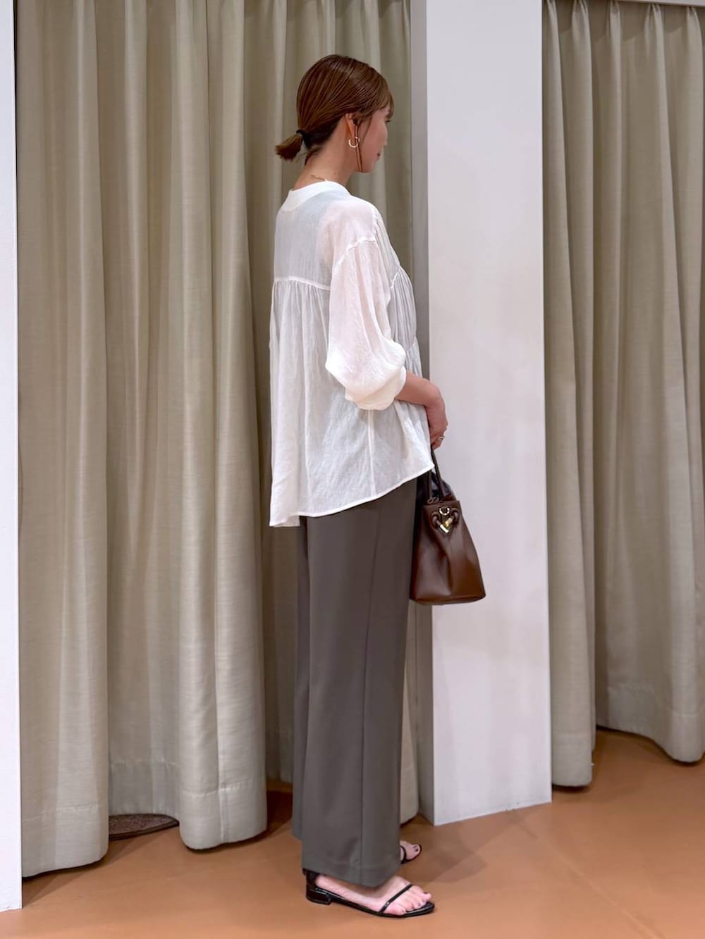 グリーン系のその他パンツ、ホワイト系のシャツ/ブラウス、ブラウン系のタンクトップを着用したレディースの秋コーディネートの5枚目の写真